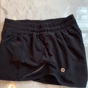 EUC Lulu Hotty Hot Shorty 2.5 inseam 4 regular